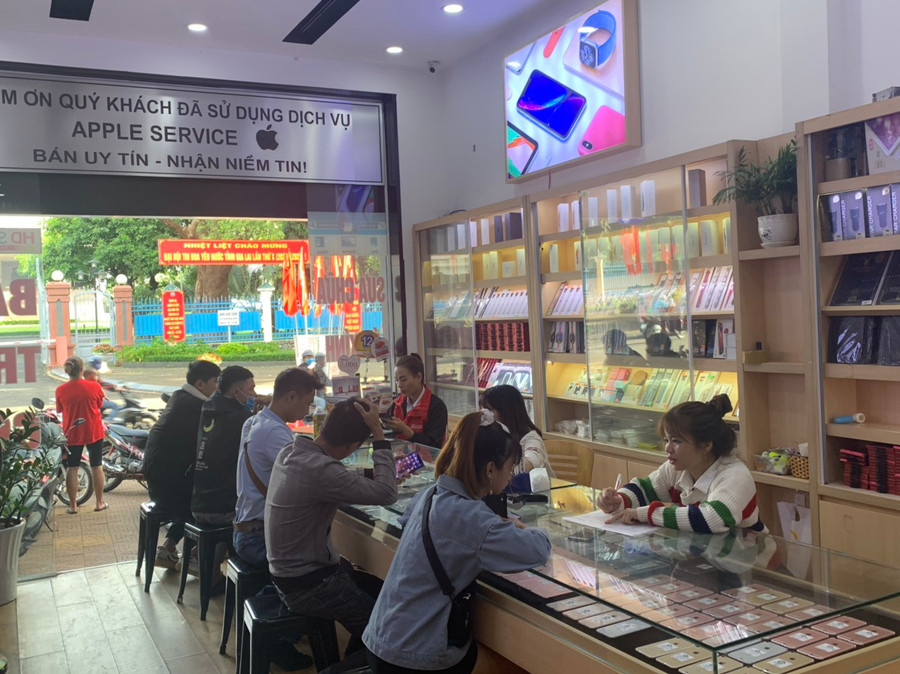 Apple 123 luôn hút khách nhờ phong cách phục vụ tận tình, chu đáo
