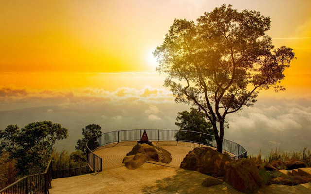 Đỉnh núi Bà Đen huyền ảo giữa mây trời