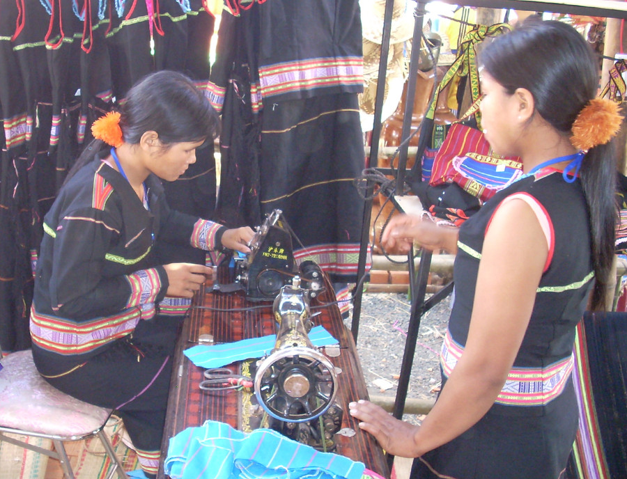 Lao động người dân tộc thiểu số được ưu tiên đào tạo nghề. Ảnh: Thanh Nhật  Duy trì các nghề truyền thống cho lao động nông thôn. Ảnh: Thanh Nhật