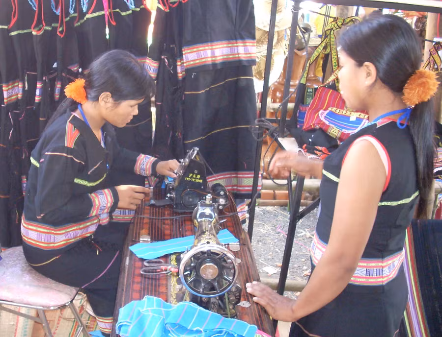  Duy trì các nghề truyền thống cho lao động nông thôn. Ảnh: Thanh Nhật