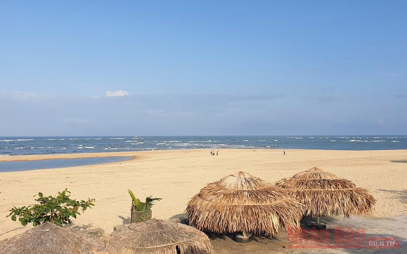 Cần tránh đến các bãi biển vào giờ cao điểm, đông người như buổi chiều. (Trong ảnh: Bãi biển Nhật Lệ, Quảng Bình. Ảnh: T.LINH)