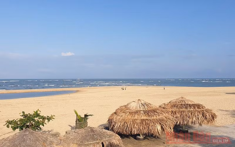 Cần tránh đến các bãi biển vào giờ cao điểm, đông người như buổi chiều. (Trong ảnh: Bãi biển Nhật Lệ, Quảng Bình. Ảnh: T.LINH)