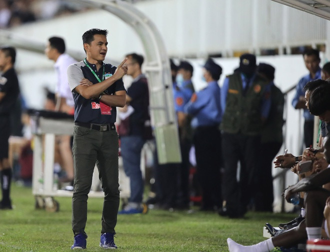 HLV Kiatisak tự hào khi sân Pleiku vẫn đầy khán giả dù đá vào đầu tuần. Ảnh: MINH TRẦN