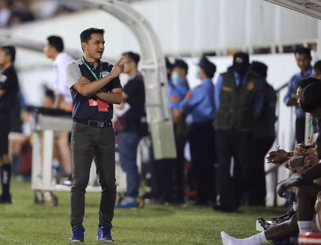 HLV Kiatisak tự hào khi sân Pleiku vẫn đầy khán giả dù đá vào đầu tuần. Ảnh: MINH TRẦN