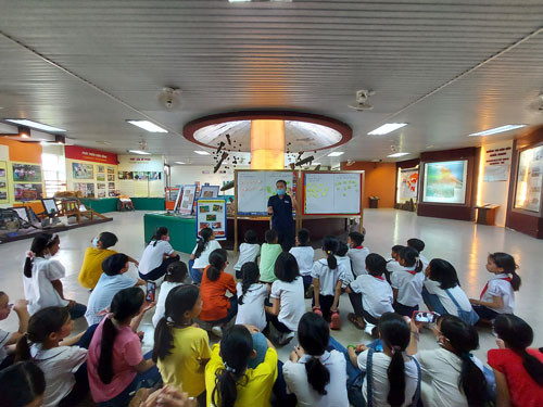 Hồ Văn Lai kể lại câu chuyện của mình cho các em học sinh tại Trung tâm Trưng bày hoạt động khắc phục hậu quả bom mìn