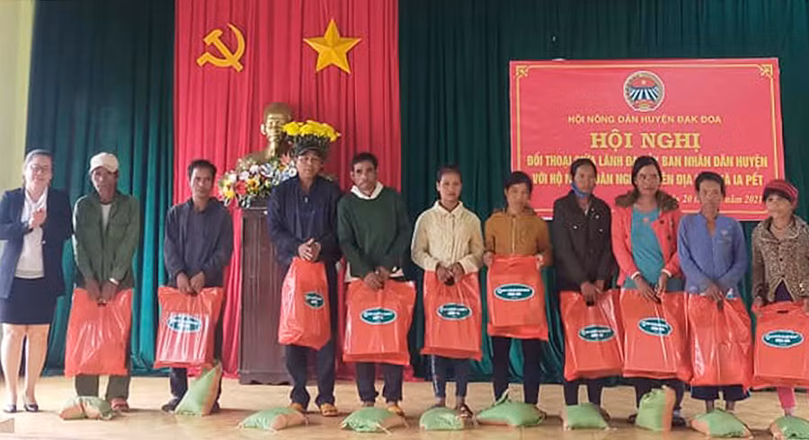 Hội Nông dân huyện tặng quà cho gia đình hội viên nông dân tại xã Ia Pết. Ảnh: Hà Phương