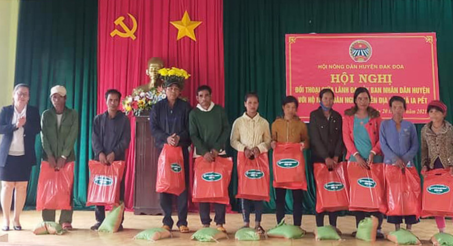 Hội Nông dân huyện tặng quà cho gia đình hội viên nông dân tại xã Ia Pết. Ảnh: Hà Phương