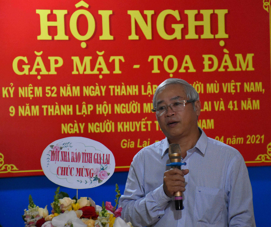 Ông Nguyễn Văn Hùng-Chủ tịch Hội người mù tỉnh Gia Lai phát biểu tại hội nghị. Ảnh: Hà Phương