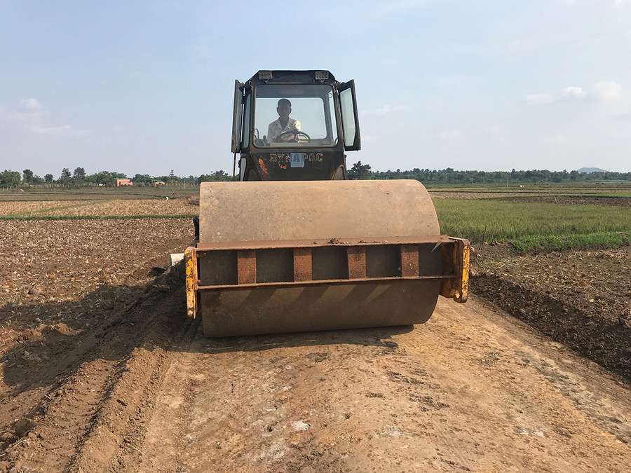 Thi công đường nội đồng xã A Dơk (huyện Đak Đoa). Ảnh: Nguyễn Diệp