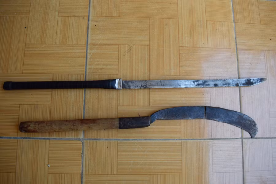 2 trong số nhiều dao, kiếm mà các đối tượng mang theo để đánh nhau. Ảnh: Văn Ngọc