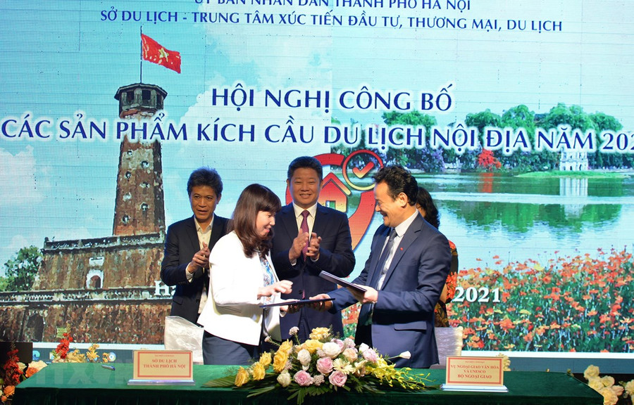 Lễ ký kết hợp tác phát triển du lịch giữa các cơ quan quản lý, tổ chức, doanh nghiệp của Hà Nội với các địa phương. (Ảnh: Đinh Thuận/TTXVN) Lễ ký kết hợp tác phát triển du lịch giữa các cơ quan quản lý, tổ chức, doanh nghiệp của Hà Nội với các địa phương. (Ảnh: Đinh Thuận/TTXVN)
