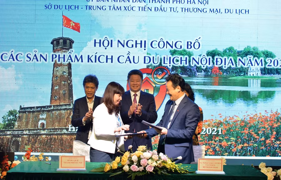 Lễ ký kết hợp tác phát triển du lịch giữa các cơ quan quản lý, tổ chức, doanh nghiệp của Hà Nội với các địa phương. (Ảnh: Đinh Thuận/TTXVN)