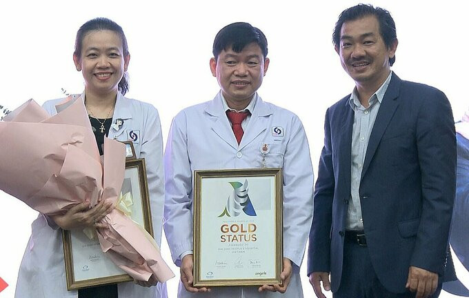 Phó Chủ tịch Hội Đột quỵ Việt Nam (bên phải) trao chứng nhận cho bác sĩ Bệnh viện Nhân Dân Gia Định