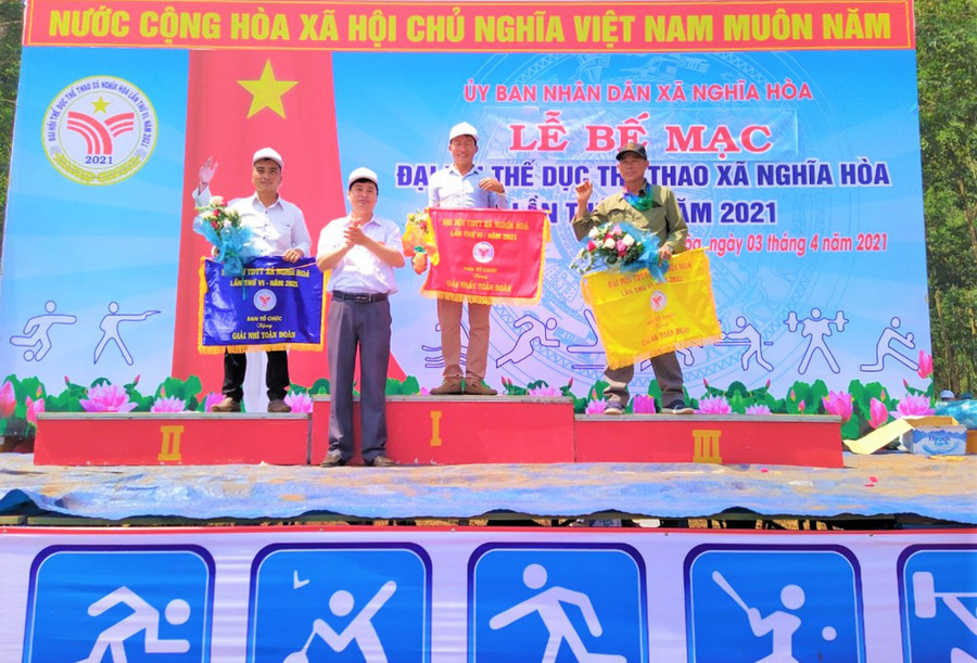 Ban tổ chức trao giải nhất, nhì, ba toàn đoàn cho các đội. Ảnh: Đinh Yến Ban tổ chức trao giải nhất, nhì, ba toàn đoàn cho các đội đạt thành tích xuất sắc. Ảnh: Đinh Yến