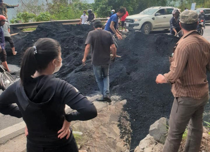 Vụ tai nạn rất may không gây thương vong, nhưng đèo Bảo Lộc ách tắc cục bộ.