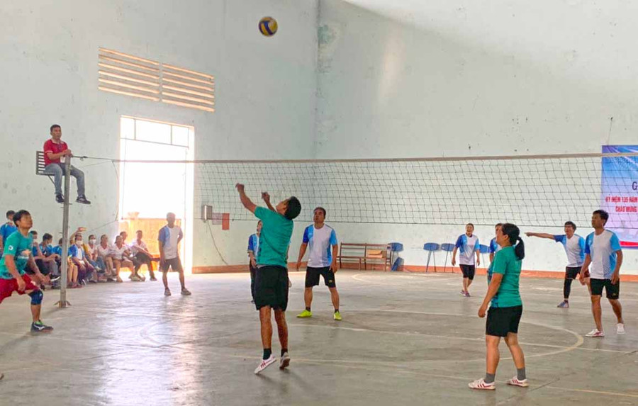 Ngay sau lễ khai mạc là cuộc so tài giữa Công đoàn xã Ia Tul và Ia Kdăm.Ảnh.Vũ Chi