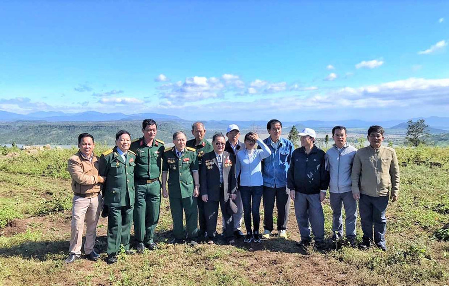 Các nhân chứng và người dân thăm lại chiến trường xưa. Ảnh: Hoàng Ngọc Các nhân chứng và người dân thăm lại chiến trường xưa. Ảnh: Hoàng Ngọc