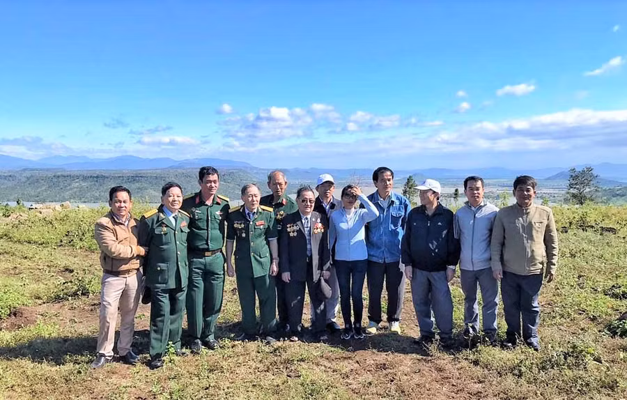 Các nhân chứng và người dân thăm lại chiến trường xưa. Ảnh: Hoàng Ngọc Các nhân chứng và người dân thăm lại chiến trường xưa. Ảnh: Hoàng Ngọc