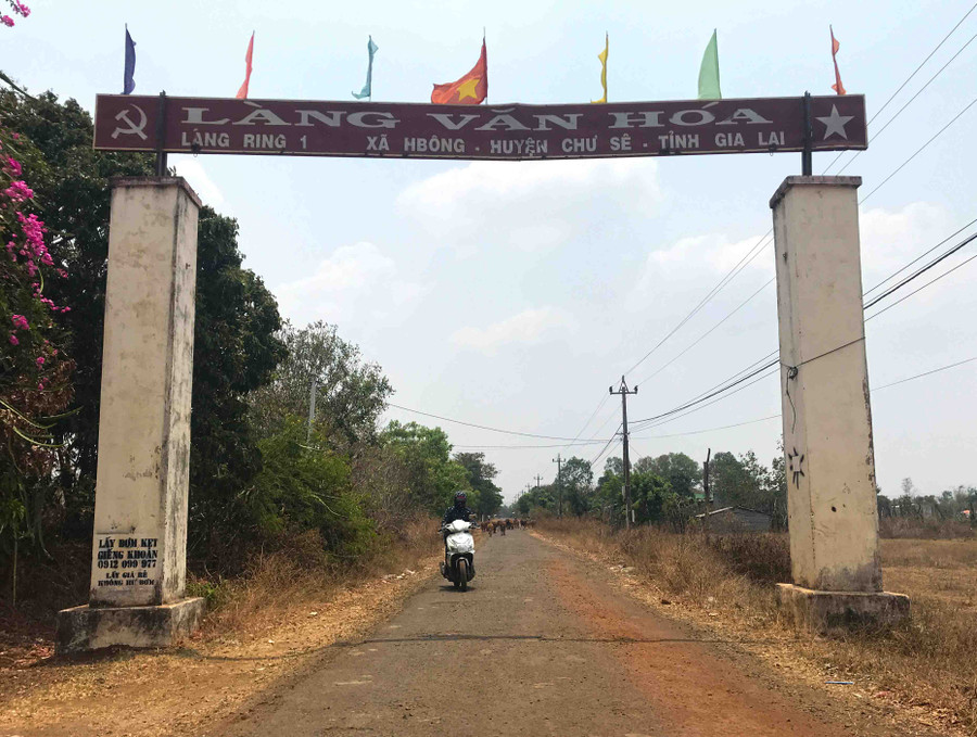 Đường vào làng Ring( xã Hbông) đã được cứng hóa kết nối Quốc lộ 25. Ảnh: Nguyễn Diệp