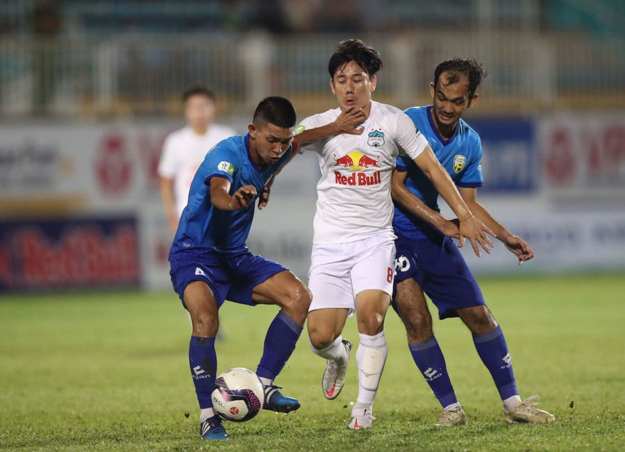 Minh Vương vào sân mới giúp HAGL lấy lại thế trận. Ảnh: MINH TRẦN