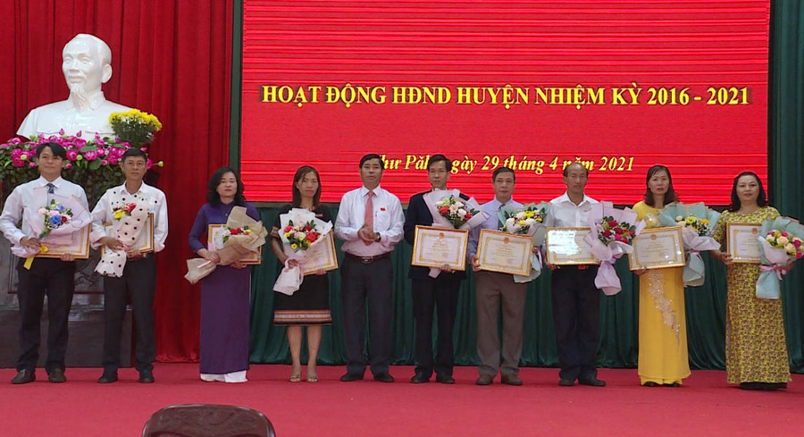  Ủy ban nhân dân huyện Chư Păh khen thưởng các tập thể, cá nhân có thành tích xuất sắc trong công tác hoạt động của HĐND khóa V, nhiệm kỳ 2016-2021. Ảnh: Nam An