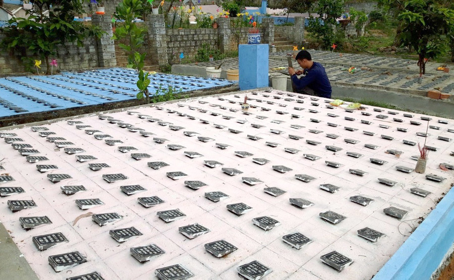 Sau 3 năm nhận thi hài về chôn cất, 'gia đình của những thiên thần' đã có đến 3.000 ngôi mộ. ẢNH: HOÀNG SƠN