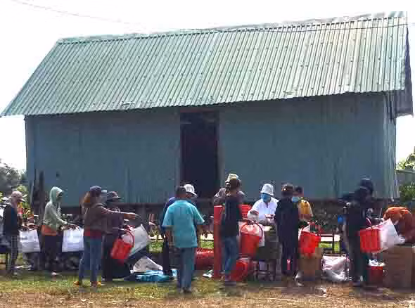 Đoàn tặng quà cho các gia đình có hoàn cảnh khó khăn trên địa bàn xã Ayun. Ảnh: Hà Phương