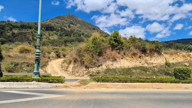 Đối diện với vị trí dải phân cách bị đập phá là đường nối từ cao tốc Liên Khương - Prenn lên đồi. ẢNH: LÂM VIÊN