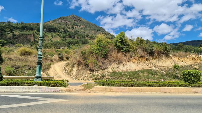 Đối diện với vị trí dải phân cách bị đập phá là đường nối từ cao tốc Liên Khương - Prenn lên đồi. ẢNH: LÂM VIÊN