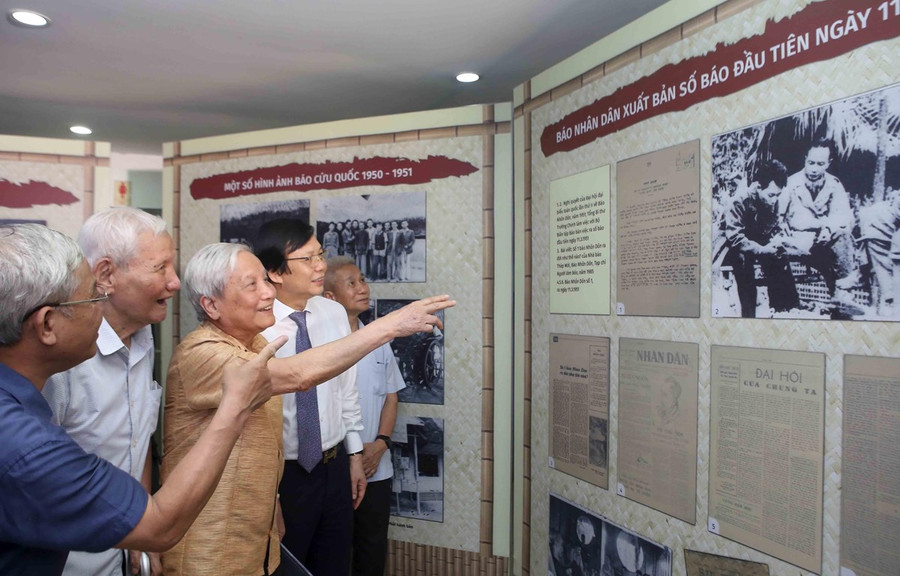 Các nhà báo lão thành ôn lại kỷ niệm làm báo chiến khu. (Ảnh: Tuấn Đức/TTXVN) Các nhà báo lão thành ôn lại kỷ niệm làm báo chiến khu. (Ảnh: Tuấn Đức/TTXVN)