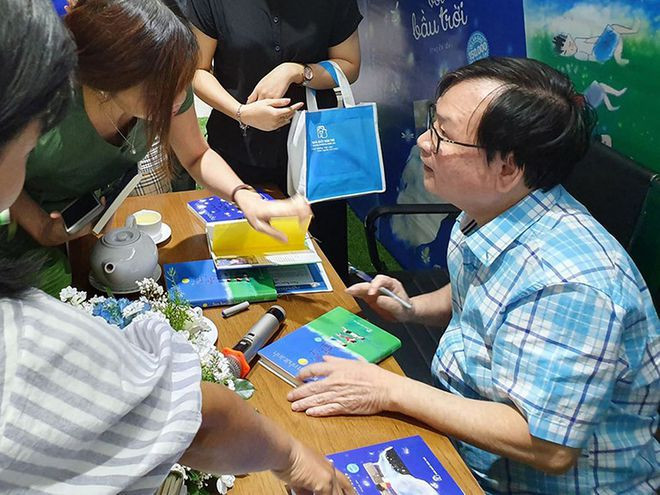 Nhà văn Nguyễn Nhật Ánh trong một lần giao lưu và tặng chữ ký cho độc giả tại Đường Sách TP.HCM - Ảnh: Quỳnh Trân Nhà văn Nguyễn Nhật Ánh trong một lần giao lưu và tặng chữ ký cho độc giả tại Đường Sách TP.HCM - Ảnh: Quỳnh Trân