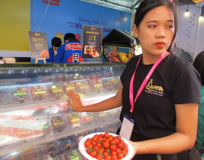 Cà chua được đóng hộp và đựng trong tủ mát sang trọng chả kém các loại trái cây cao cấp