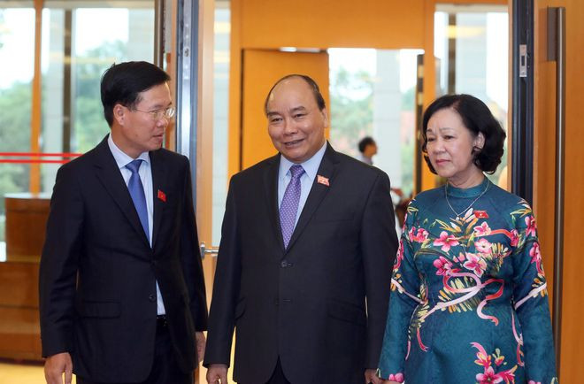 Chủ tịch nước Nguyễn Xuân Phúc cùng Thường trực Ban Bí thư Võ Văn Thưởng, và tân Trưởng ban Tổ chức T.Ư Trương Thị Mai trao đổi bên lề Quốc hội. ẢNH GIA HÂN