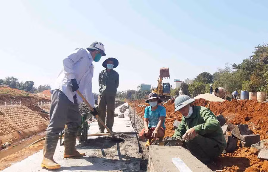 Công nhân thi công Dự án kè chống sạt lở suối Hội Phú (TP. Pleiku). Ảnh: Minh Triều