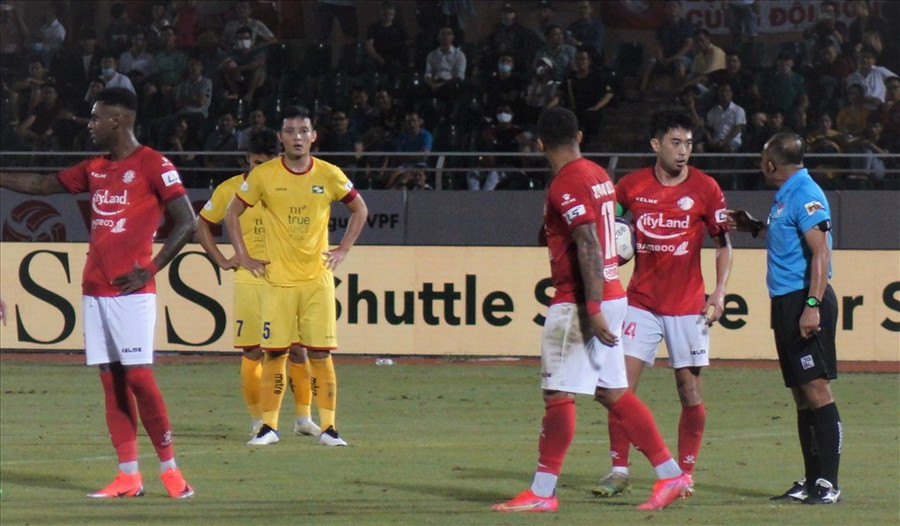 Lee Nguyễn cầm bóng thực hiện cú đá phạt đền bất chấp mong muốn được thực hiện của Joao Paulo. Ảnh: Nguyễn Đăng.