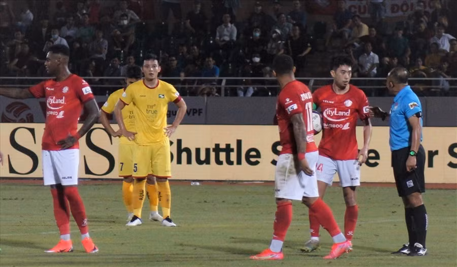 Lee Nguyễn cầm bóng thực hiện cú đá phạt đền bất chấp mong muốn được thực hiện của Joao Paulo. Ảnh: Nguyễn Đăng.