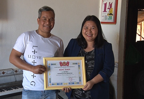 Phó Bí thư Tỉnh đoàn Gia Lai Hà Thị Giang Thảo trao bằng khen của tỉnh đoàn Gia Lai cho anh Y Ploi