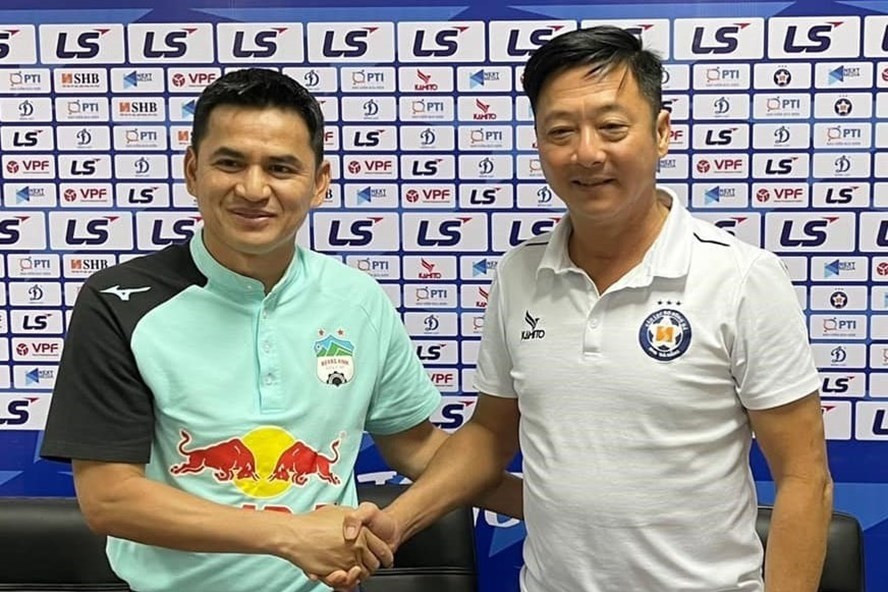 Huấn luyện viên Lê Huỳnh Đức (phải) không phục khi Đà Nẵng của ông thua Hoàng Anh Gia Lai 0-2 tại V.League. Ảnh: FBNV.