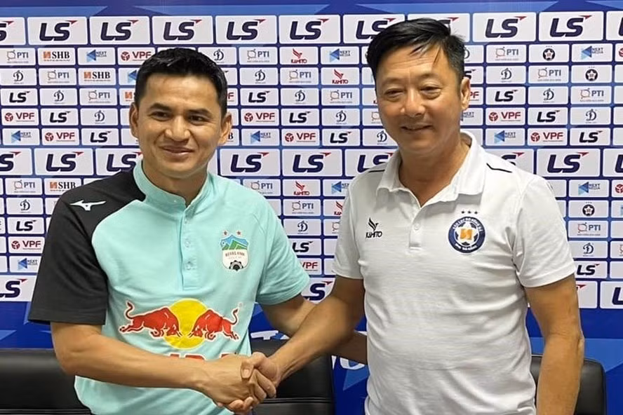 Huấn luyện viên Lê Huỳnh Đức (phải) không phục khi Đà Nẵng của ông thua Hoàng Anh Gia Lai 0-2 tại V.League. Ảnh: FBNV.