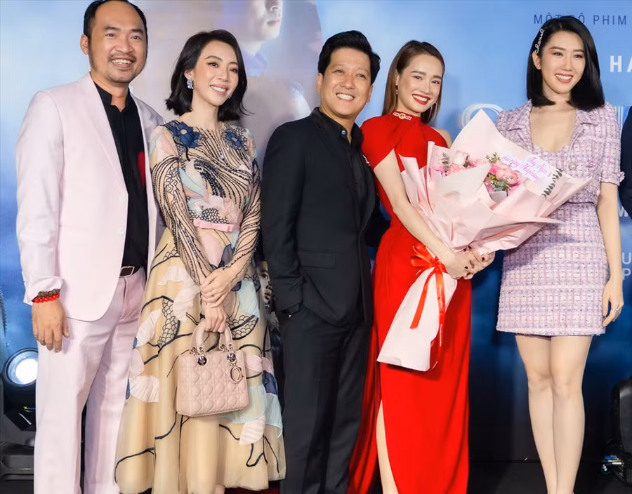 Nhã Phương và Trường Giang chụp ảnh cùng các đồng nghiệp thân thiết. Ảnh: NSCC.