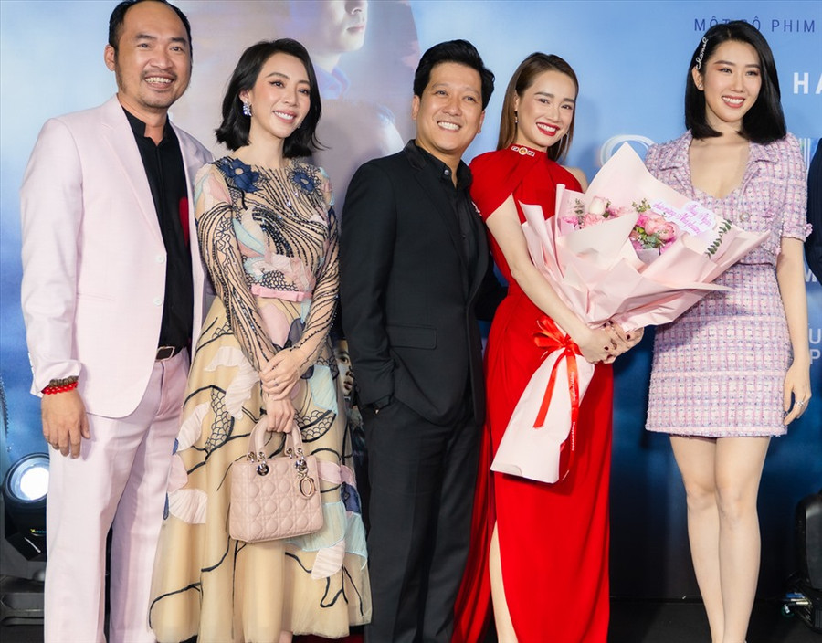 Nhã Phương và Trường Giang chụp ảnh cùng các đồng nghiệp thân thiết. Ảnh: NSCC. Nhã Phương và Trường Giang chụp ảnh cùng các đồng nghiệp thân thiết. Ảnh: NSCC.