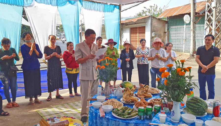  Nhiều khu dân cư tại TP. Pleiku cúng Thanh minh đơn giản, gọn nhẹ. Ảnh: Duy Lê 