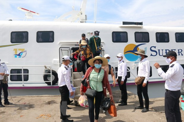 Khách du lịch đến đảo Phú Quý, tỉnh Kiên Giang đều đeo khẩu trang. (Ảnh: Nguyễn Thanh/TTXVN) Khách du lịch đến đảo Phú Quý, tỉnh Kiên Giang đều đeo khẩu trang. (Ảnh: Nguyễn Thanh/TTXVN)