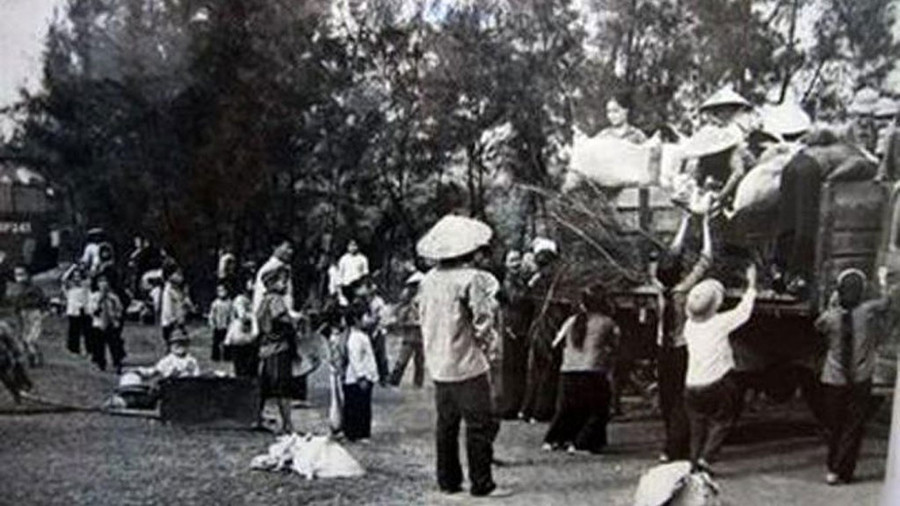 Xe đưa các học sinh đi K8. Ảnh: BẢO TÀNG TỔNG HỢP QUẢNG BÌNH