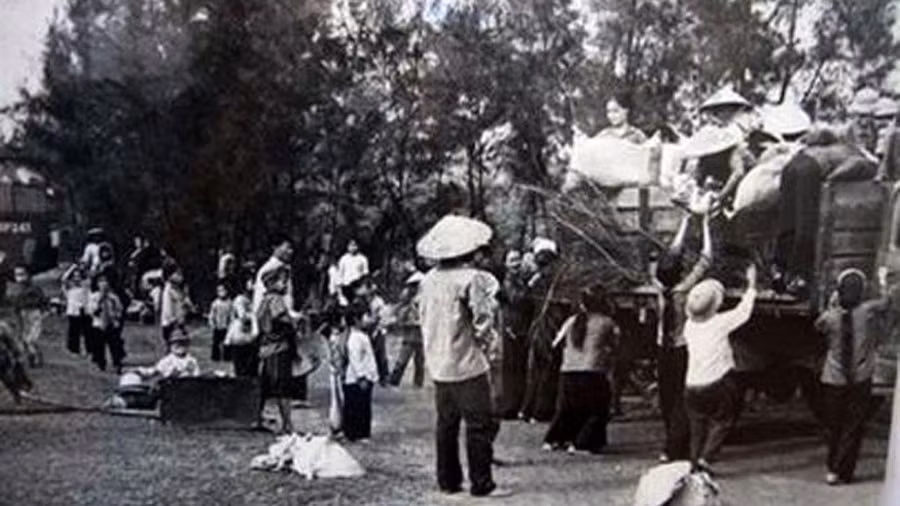 Xe đưa các học sinh đi K8. Ảnh: BẢO TÀNG TỔNG HỢP QUẢNG BÌNH