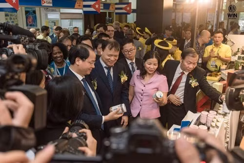 Các đại biểu tham quan gian hàng tại Hội chợ. (Nguồn: vinanet.vn)