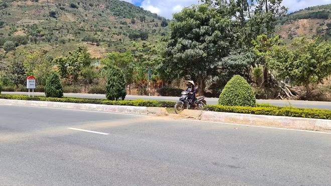 Người phụ nữ lái xe máy băng qua dải phân cách trên cao tốc Liên Khương - Prenn, cực kỳ nguy hiểm . ẢNH: LÂM VIÊN