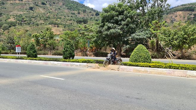 Người phụ nữ lái xe máy băng qua dải phân cách trên cao tốc Liên Khương - Prenn, cực kỳ nguy hiểm . ẢNH: LÂM VIÊN