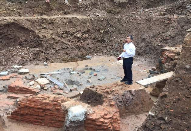 PGS.TS Tống Trung Tín- Chủ tịch Hội Khảo cổ học Việt Nam tại khu vực khai quật điện Kính Thiên. Ảnh: VGP/Thiện Tâm PGS.TS Tống Trung Tín- Chủ tịch Hội Khảo cổ học Việt Nam tại khu vực khai quật điện Kính Thiên. Ảnh: VGP/Thiện Tâm