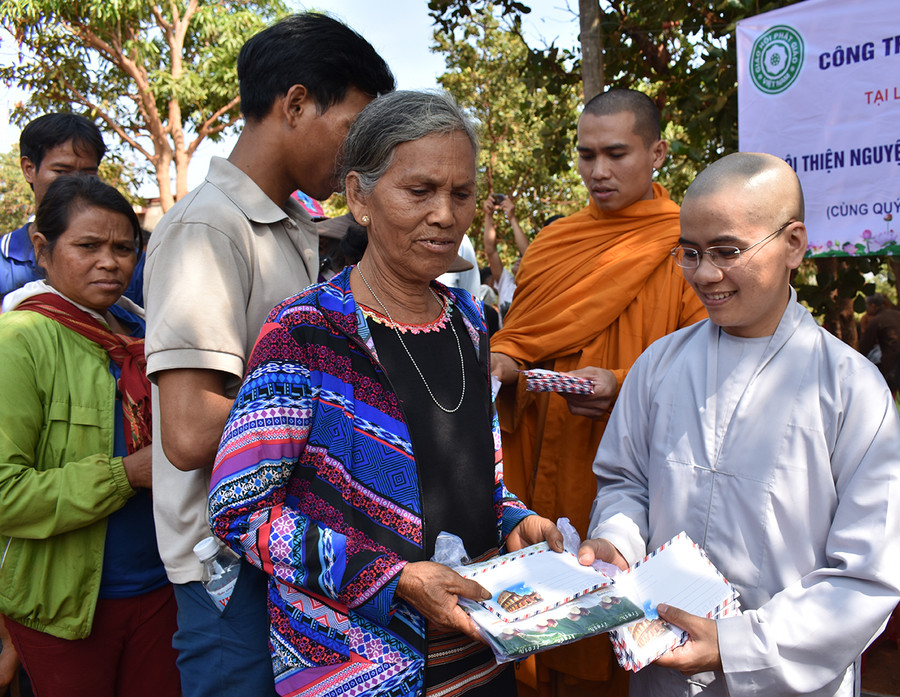 Tặng quà cho hộ nghèo làng Krung (xã Ia Tô, huyện Ia Grai). Ảnh: Phan Thương Tặng quà cho hộ nghèo làng Krung (xã Ia Tô, huyện Ia Grai). Ảnh: Phan Thương